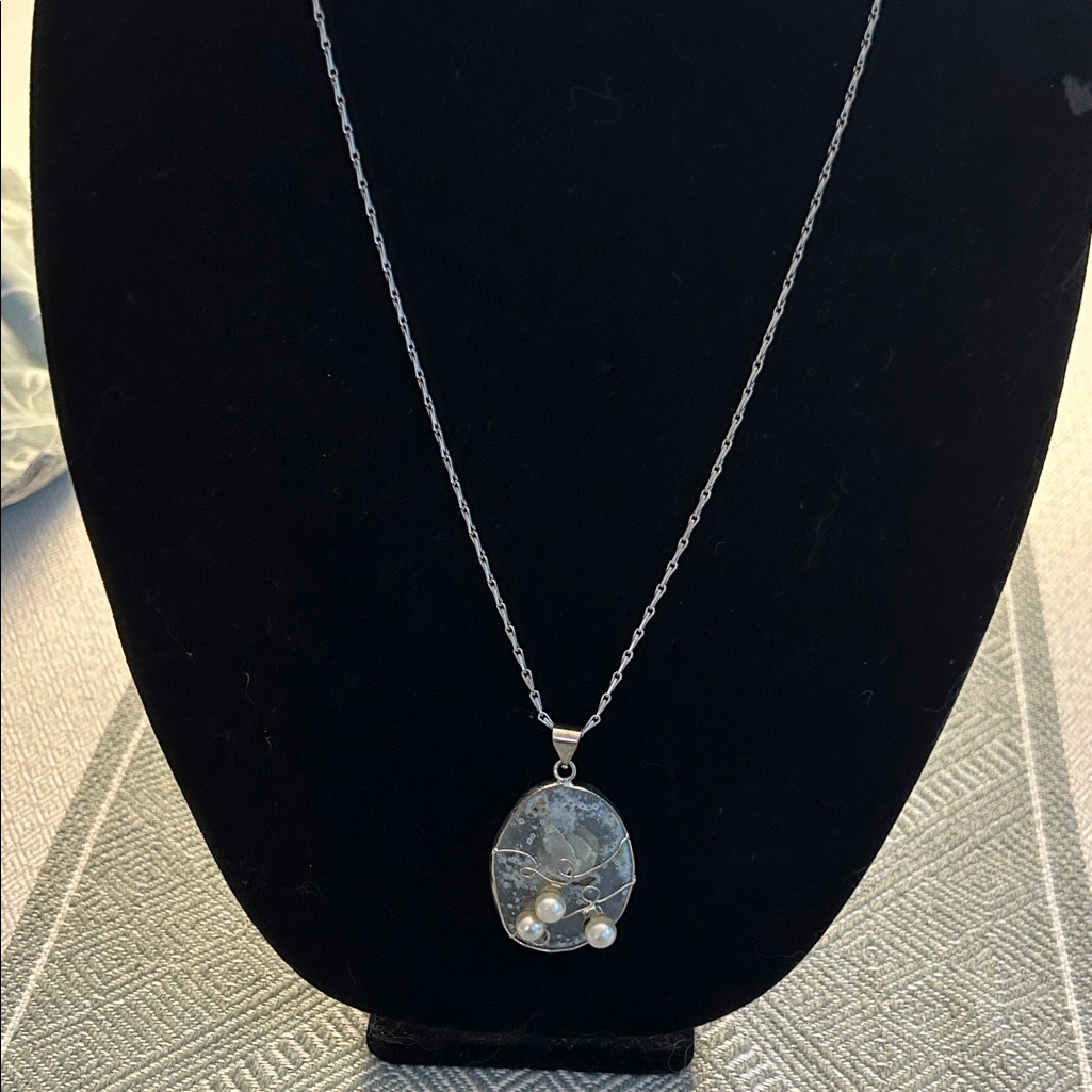 Elegant Silver Pendant Necklace